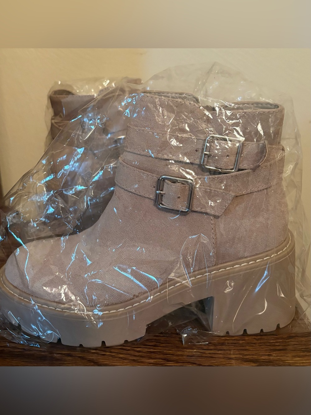 NWOT Madden Girl Beige Suede Chukka Lug Sole Ankle Boots | Size 6.5 - Picture 6 of 8